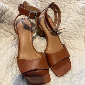 Universal Thread Tan Ankle Strap Heels